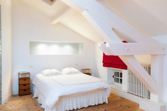 Photos immobilières du mois 4 lit blanc dans une chambre lumineuse esprit loft