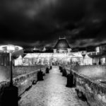 Atmosphère noir et blanc du pont du château comtal de nuit.