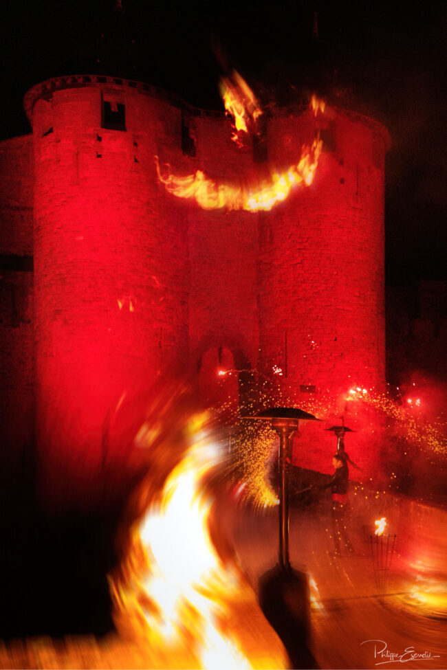Pont du Château comtal de Carcassonne de nuit avec des animations pyrotechniques