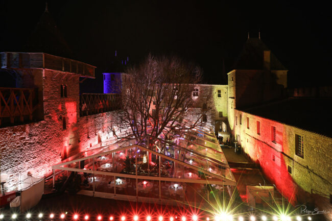 Chapiteau transparent de nuit implanté dans la cour du Midi du château comtal de la cité de Carcassonne