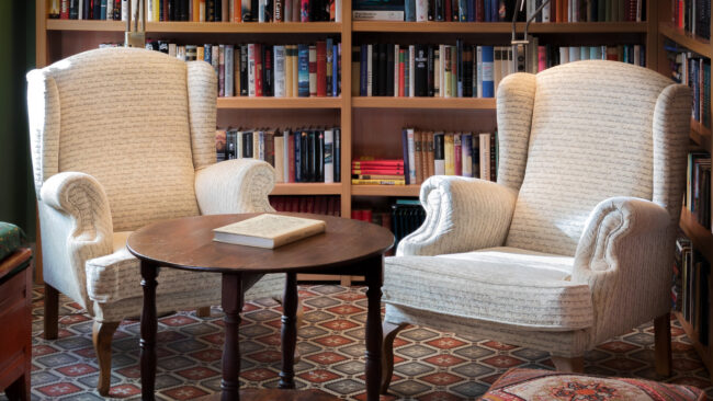 Photos immobilières du mois 8 Deux fauteuils avec des lignes écritures dessus comme s'il s'agissait d'une page d'un livre