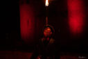 jongleur avec une torche enflammée sur le visage de nuit