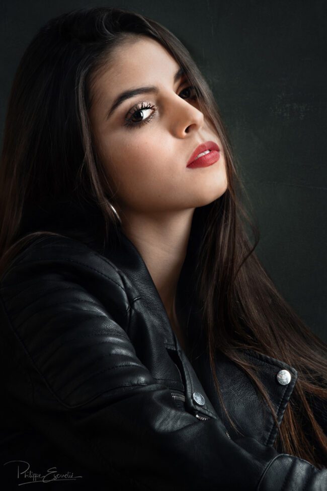 Visage d'une jeune fille avec un blouson de cuir noir