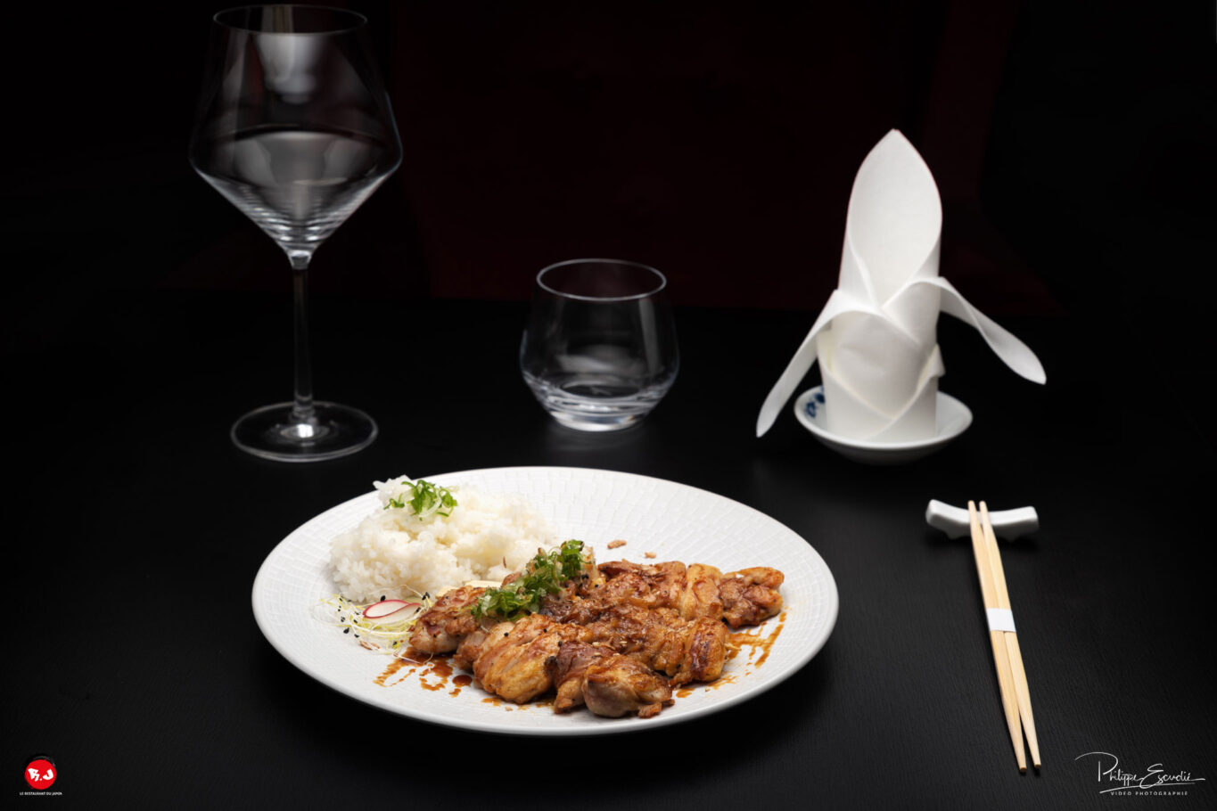 Trois brochettes au poulet présentées dans une assiette