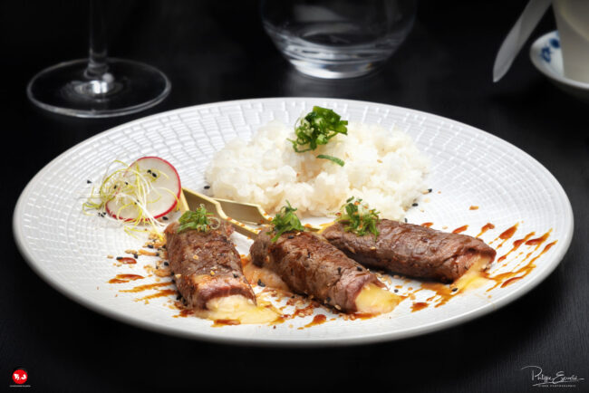 Trois brochettes boeuf fromage posées sur une assiette