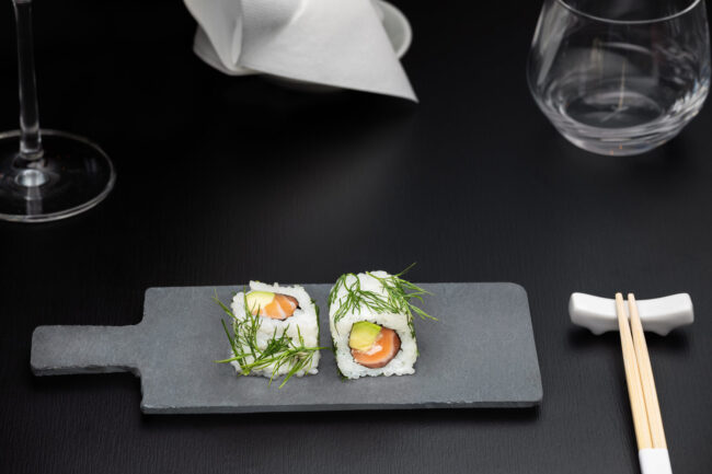 deux sushis au saumon sur une assiette n, ardoise