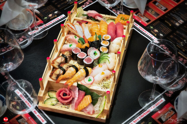 Plat composé de sushi thon, crevettes, poissons