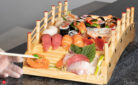 sushi agencés sur un plat en forme de pont