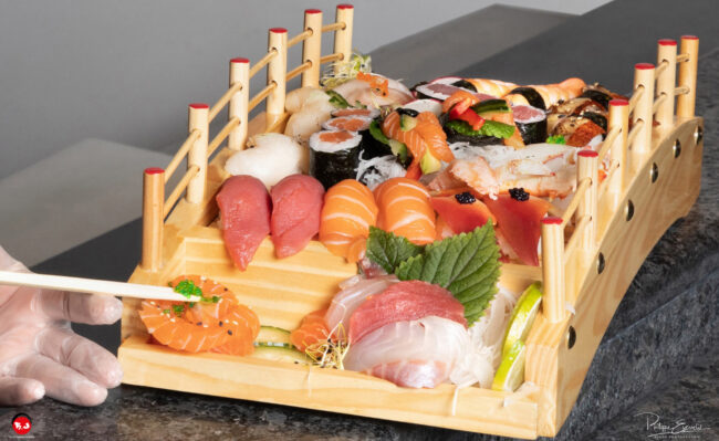 sushi agencés sur un plat en forme de pont