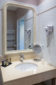 Evier de salle de bain de chambre d'hôtel
