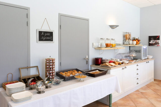 buffet petit dejeuner presénté sur une nappe blanche