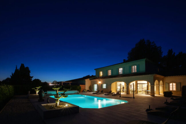 Des techniques particulières ont été utilisées pour les prises de vues nocturnes afin de mettre en avant la piscine et la batisse éclairées ainsi que la végétation tout autour.