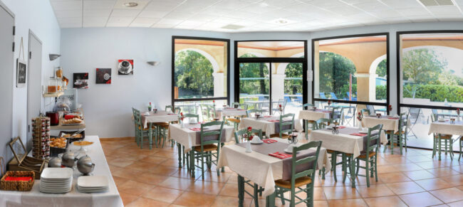 Grande salle restaurant avec tables dressées