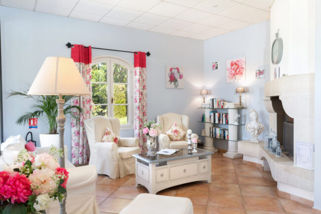 coin salon cosy avec fauteuil et table basse blanche