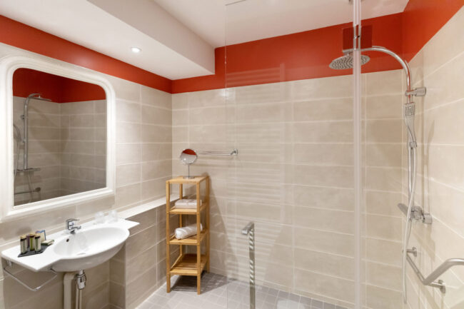 salle de bain pour personne à mobilité réduite