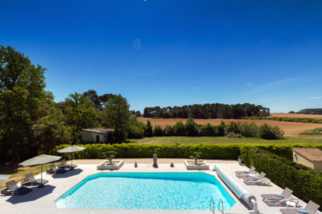 Grande piscine vue de hauteur avec montagne et végétation en arrière plan
