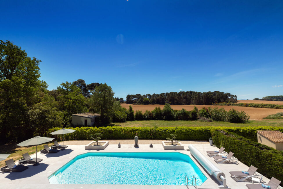 Grande piscine vue de hauteur avec montagne et végétation en arrière plan