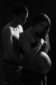 un homme et une femme enceinte de profil en ambiance clair obscur