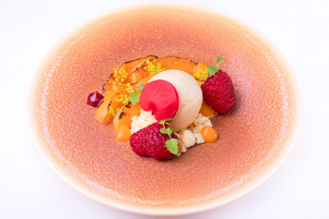 Dans les cuisines du Puits du Trésor, Lastours 11 Dessert aux fruits rouges et abricot dans une grande assiette givrée marron