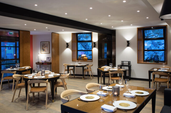Restaurant Le Puits du Trésor, Lastours 2 plan large d'un restaurant avec de nombreuses tables