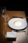 Assiette blanche avec au centre un rond dorée en atmosphère contre jour