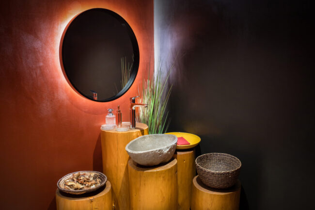 Restaurant Le Puits du Trésor, Lastours 9 Decoration d'une pièce faite de troncs de bois de vasques et de végétation