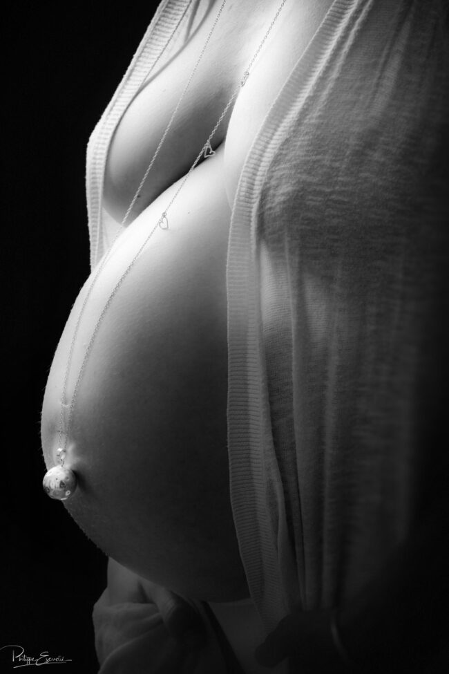 Coming soon ... séance studio à Carcassonne 6 buste d'une femme enceinte avec un pendant sur le ventre
