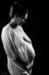 femme enceinte debout de profil vétue d'un gilet