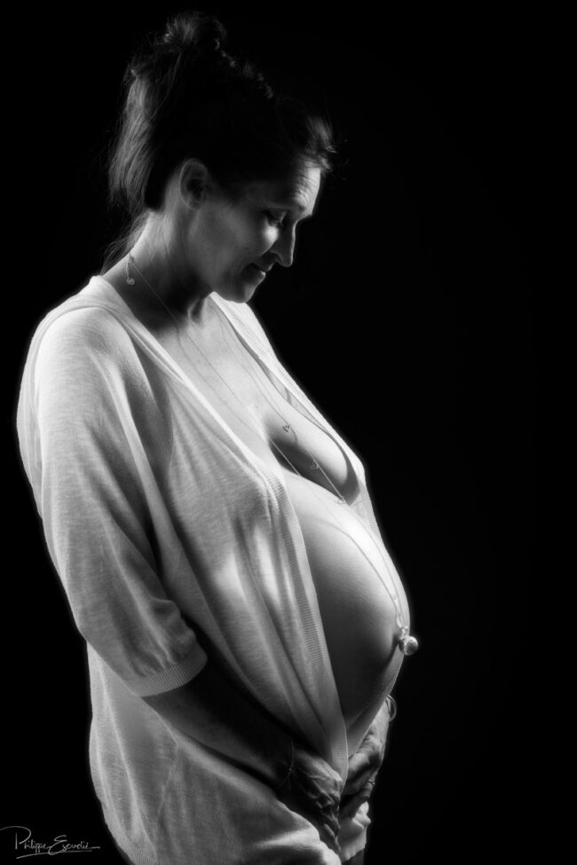 Coming soon ... séance studio à Carcassonne 4 femme enceinte debout de profil vétue d'un gilet