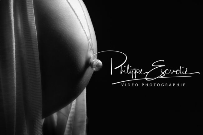 Coming soon ... séance studio à Carcassonne 7 ventre d'une femme enceinte avec un pendantif et à côté la signature philippe escudié
