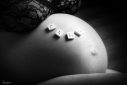 ventre d'une femme enceinte avec dessus des lettres de scrabble formant le mot lily