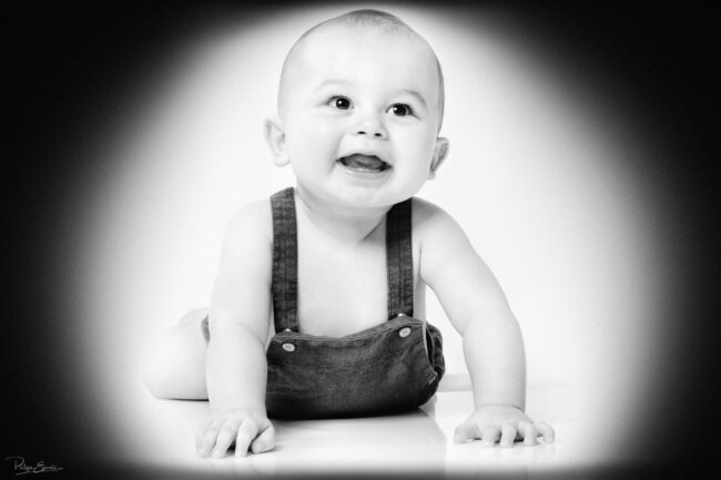 En famille, formule box cadeau ! 9 Un bébé est allongé sur un fond blanc et se dresse sur ses bras