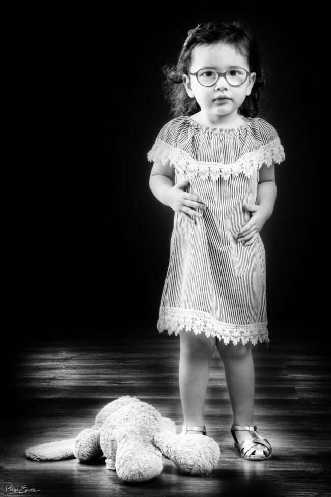 En famille, formule box cadeau ! 1 fillette debout ours peluche a cote