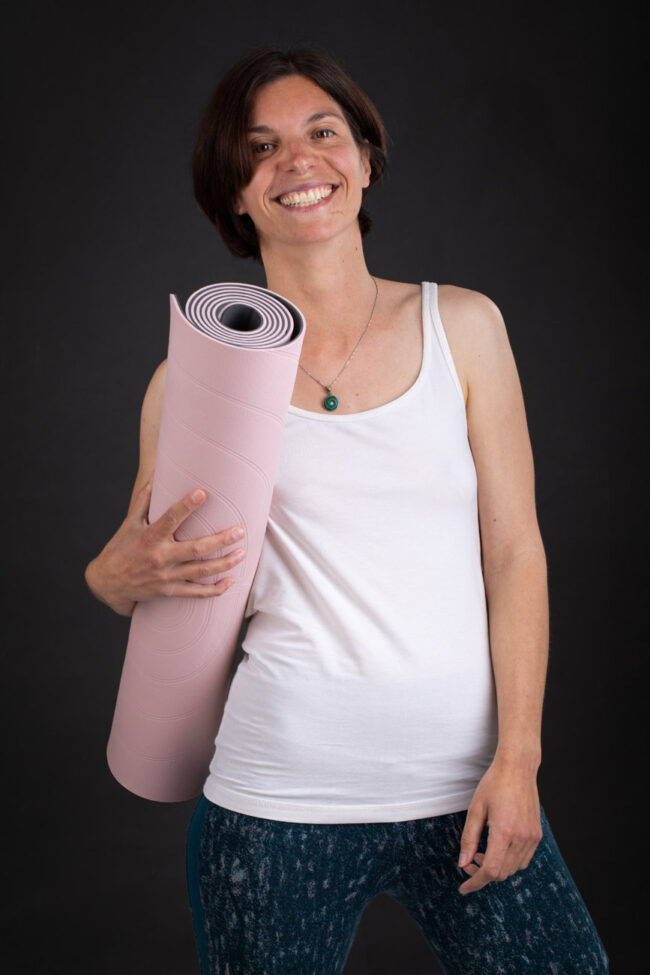 Esprit Tellurique es-tu là ? 5 Une fille sourit, un tapis de yoga à la main