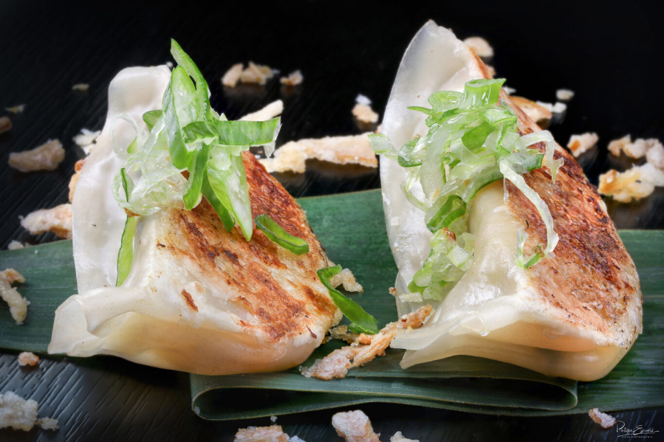 Deux gyozas posés sur une feuille de banane