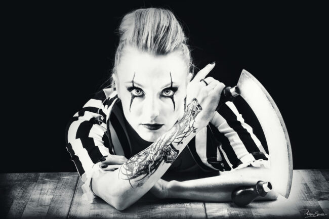 Isa Joker Shooting Studio 2 femme sur table hachoir a la main