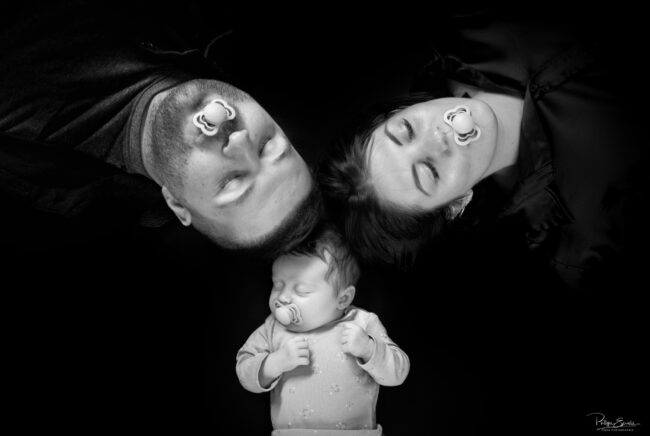 Séance photo nouveau-né et parents 1 Nouveau-né et parents, sucettes en bouche.