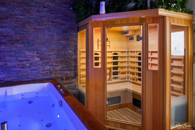 Shooting immobilier, pour maisons d’hôtes, gîtes, hôtels, propriétaires ou conciergerie. 9 Cabine de sauna avec un jacuzzi devant