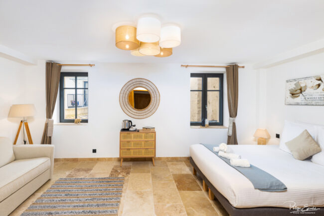 Shooting immobilier, pour maisons d’hôtes, gîtes, hôtels, propriétaires ou conciergerie. 5 Chambre aux murs blancs avec un lit et un sol marbré