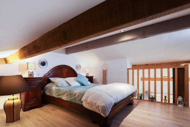 Shooting immobilier, pour maisons d’hôtes, gîtes, hôtels, propriétaires ou conciergerie. 10 Lit ancien dans une mezzanine avec poutre apparente
