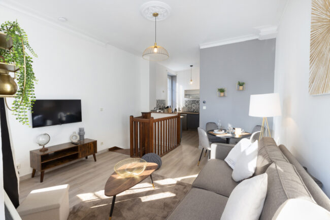 Shooting immobilier, pour maisons d’hôtes, gîtes, hôtels, propriétaires ou conciergerie. 15 Salon télé aux mur blancs et gris