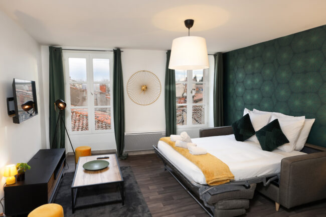 Shooting immobilier, pour maisons d’hôtes, gîtes, hôtels, propriétaires ou conciergerie. 14 Salon télé avec un canapé lit déplié