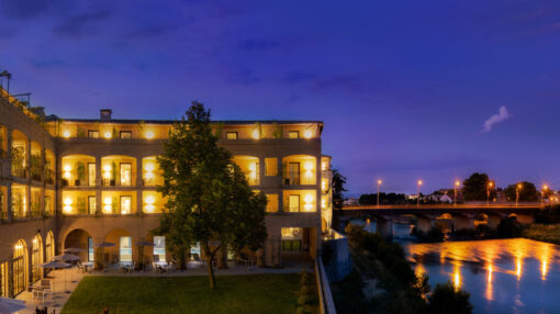 Vue panoramique de nuit de l'hôtel Hilton Double Tree de Carcassonne avec sur la droite la rivière aude et le pont neuf.