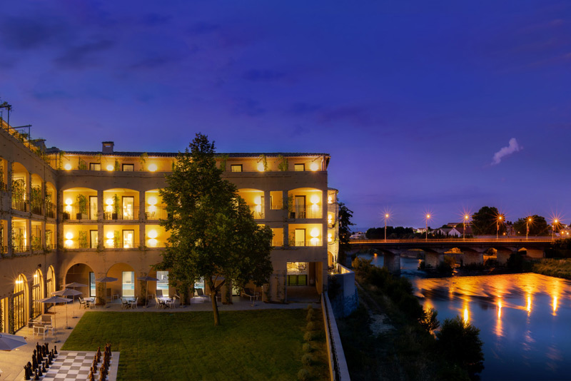 Vue panoramique de nuit de l'hôtel Hilton Double Tree de Carcassonne avec sur la droite la rivière aude et le pont neuf.