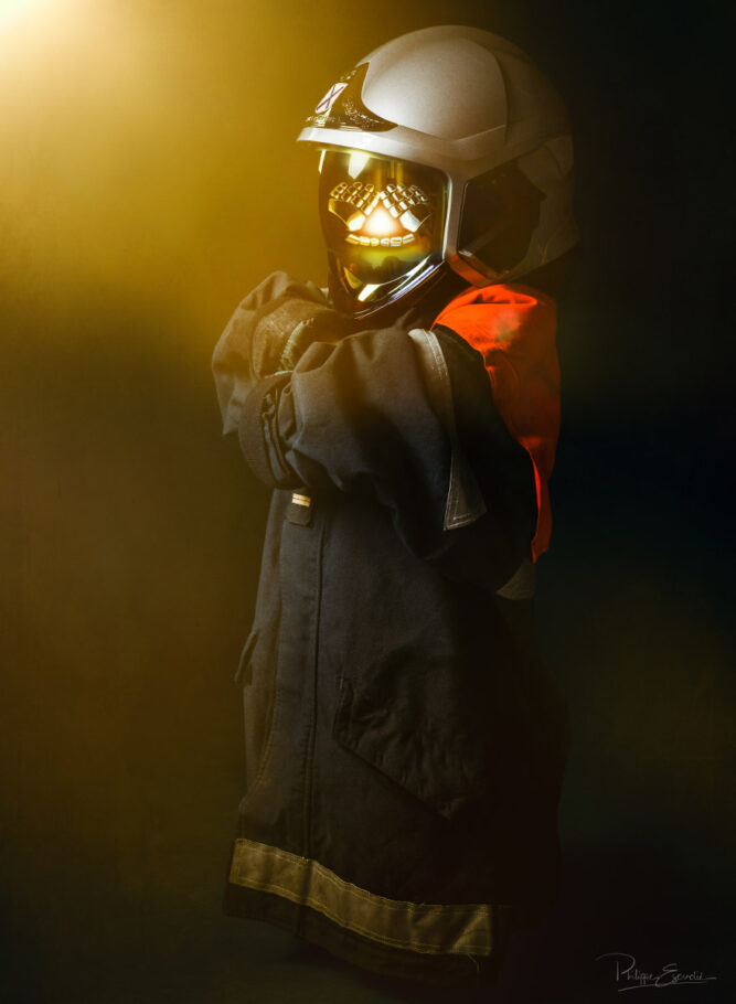 portrait d'un enfant de profil habillé en tenue de pompier avec un casque sur lequel il y a un logo du groupe daft punk