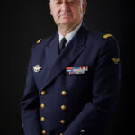 Portrait en studio sur fond sombre d'un amiral en uniforme et casquette