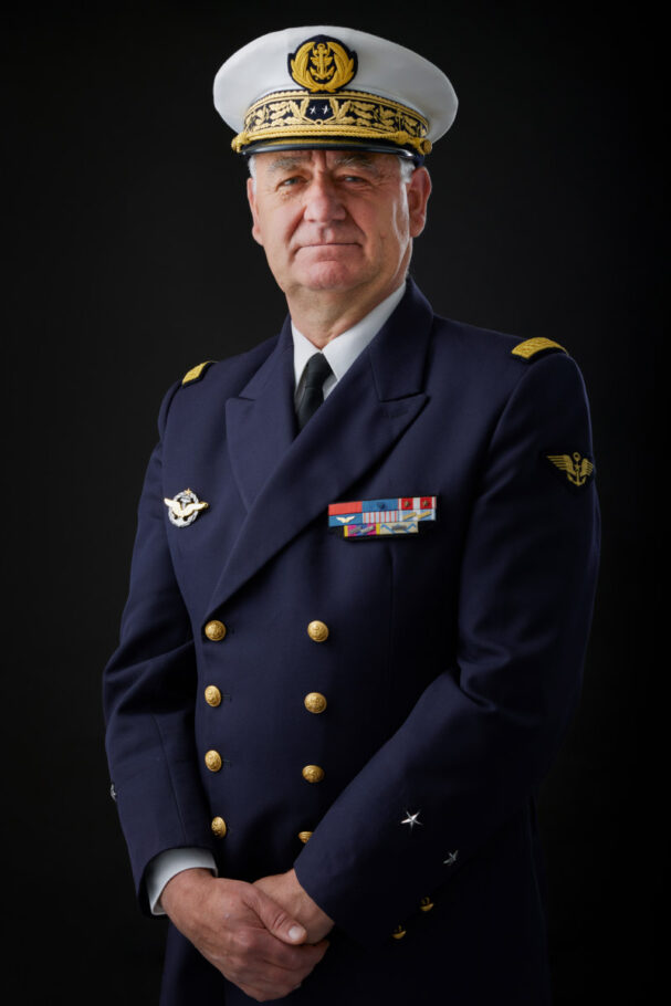 Portrait en studio sur fond sombre d'un amiral en uniforme et casquette