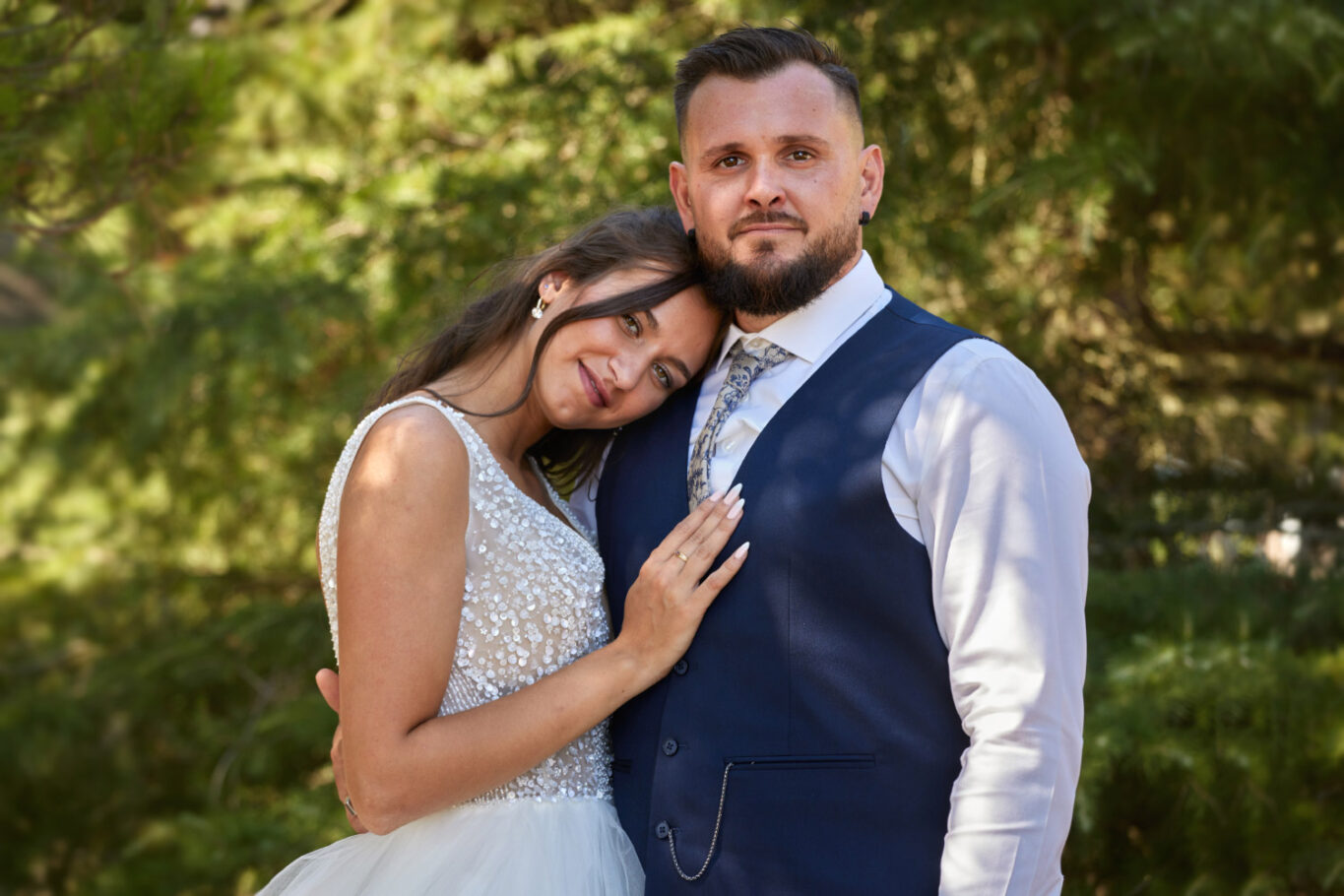 Un homme et une femme en tenue de mariage posent ensemble pour une photo.