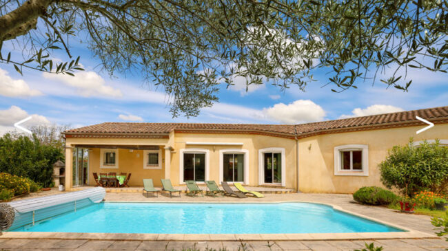 maison ensoleillé avec piscine et olivier en premier plan