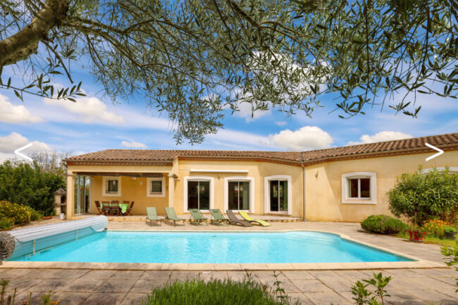 maison ensoleillé avec piscine et olivier en premier plan